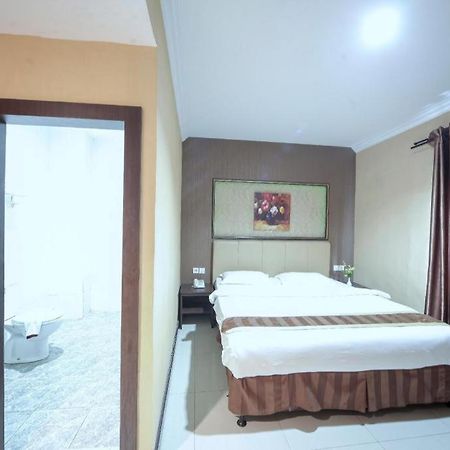 New Hollywood Hotel Pekanbaru Exterior photo