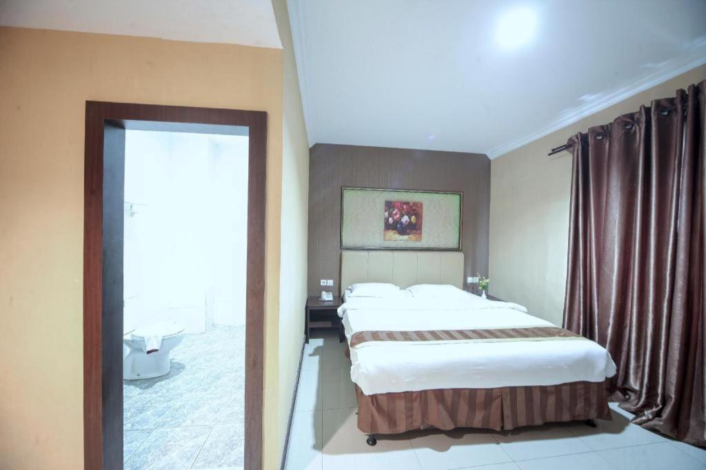New Hollywood Hotel Pekanbaru Exterior photo