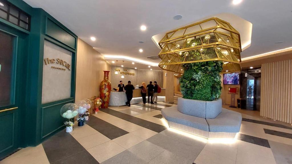 New Hollywood Hotel Pekanbaru Exterior photo