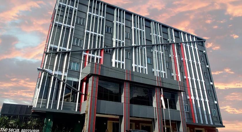 New Hollywood Hotel Pekanbaru Exterior photo