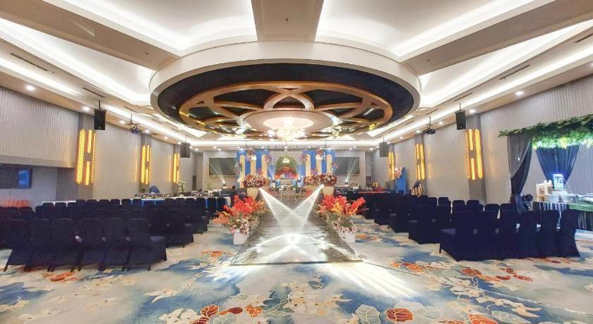 New Hollywood Hotel Pekanbaru Exterior photo