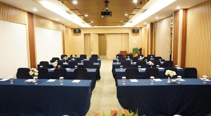 New Hollywood Hotel Pekanbaru Exterior photo