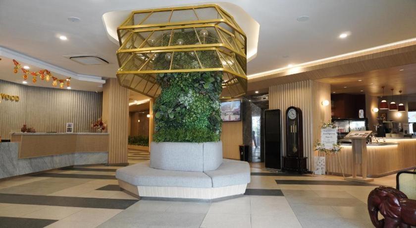 New Hollywood Hotel Pekanbaru Exterior photo