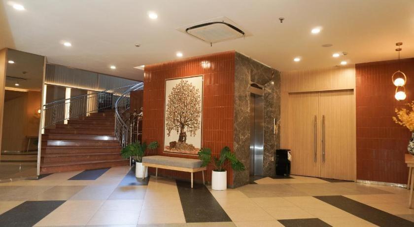 New Hollywood Hotel Pekanbaru Exterior photo