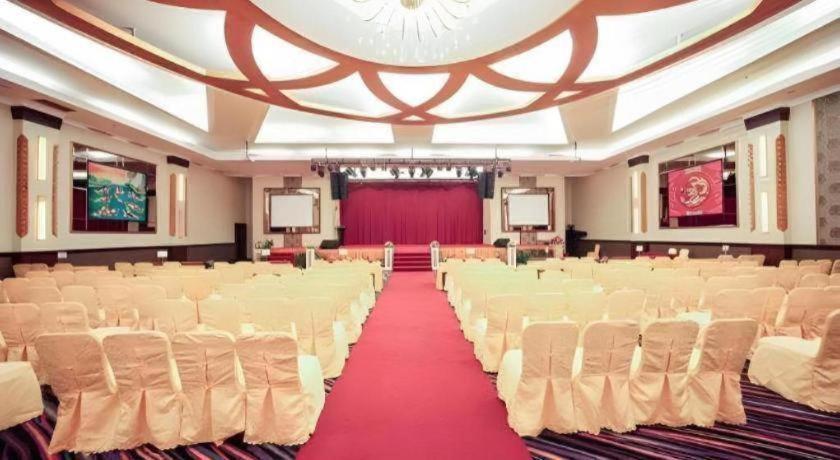 New Hollywood Hotel Pekanbaru Exterior photo