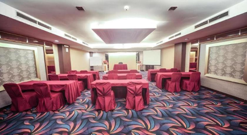 New Hollywood Hotel Pekanbaru Exterior photo