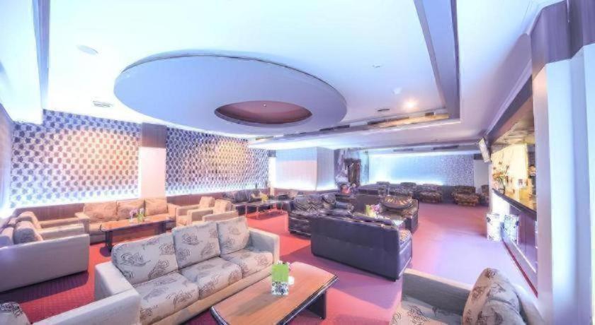 New Hollywood Hotel Pekanbaru Exterior photo