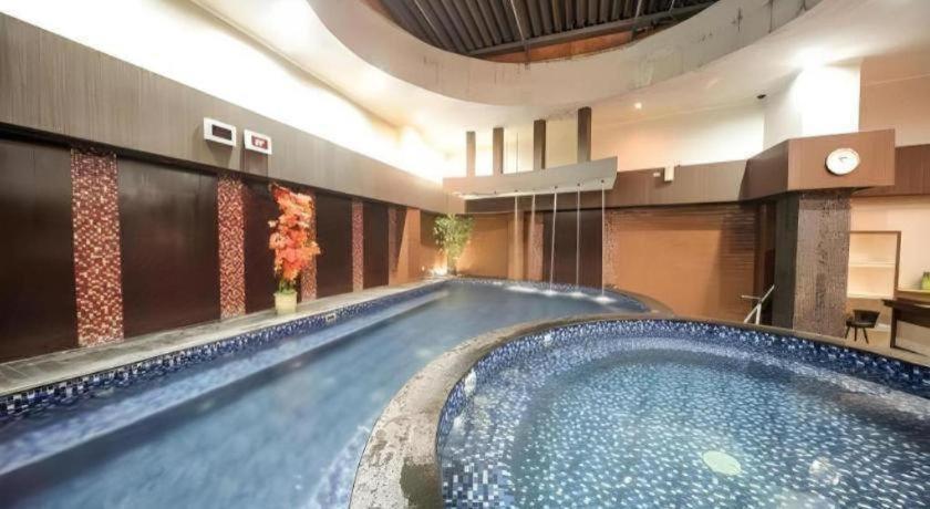 New Hollywood Hotel Pekanbaru Exterior photo