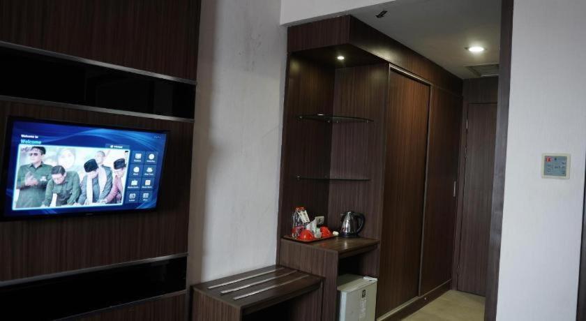 New Hollywood Hotel Pekanbaru Exterior photo