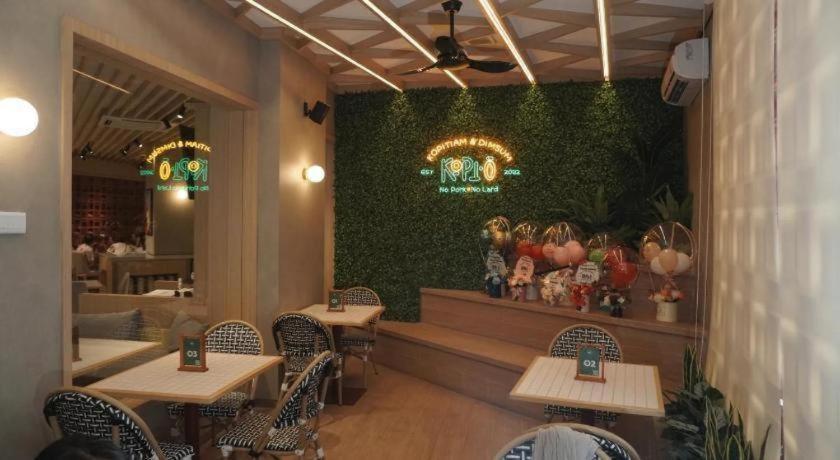 New Hollywood Hotel Pekanbaru Exterior photo