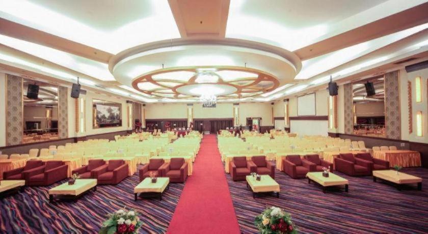 New Hollywood Hotel Pekanbaru Exterior photo