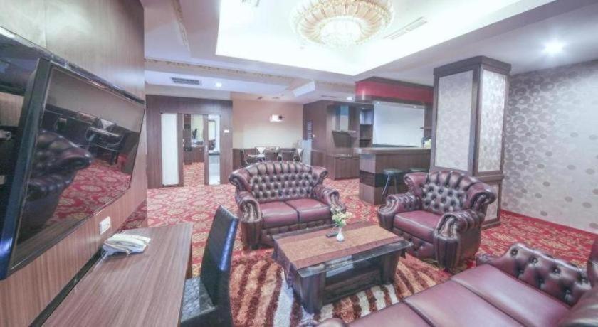 New Hollywood Hotel Pekanbaru Exterior photo