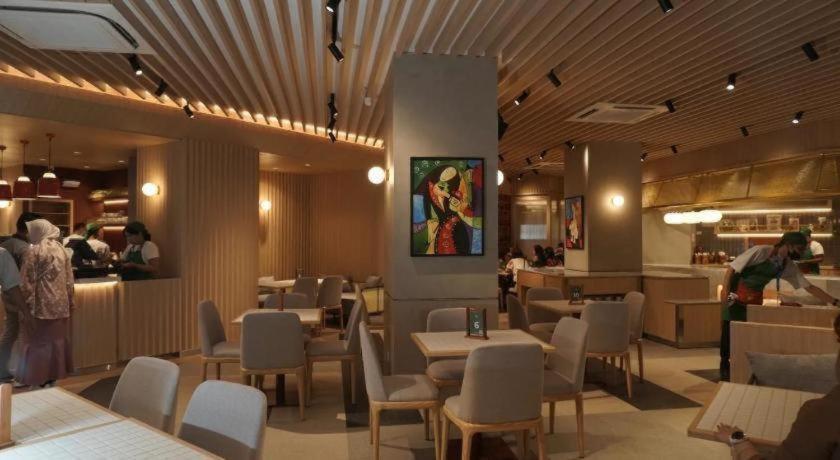 New Hollywood Hotel Pekanbaru Exterior photo