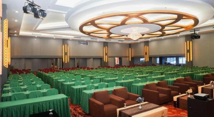 New Hollywood Hotel Pekanbaru Exterior photo