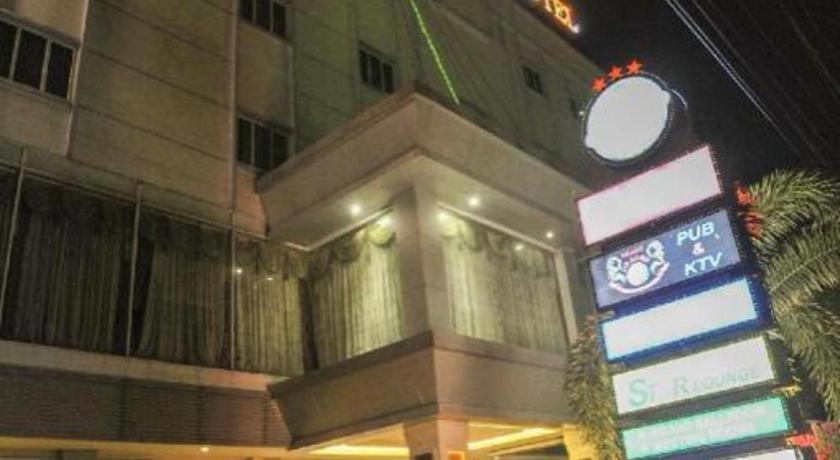 New Hollywood Hotel Pekanbaru Exterior photo