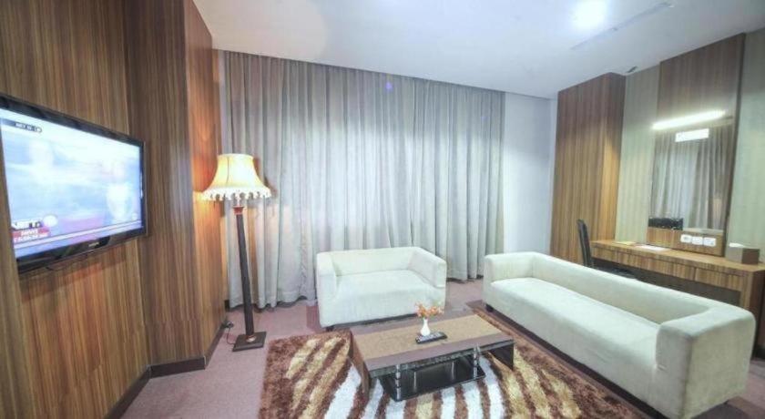 New Hollywood Hotel Pekanbaru Exterior photo