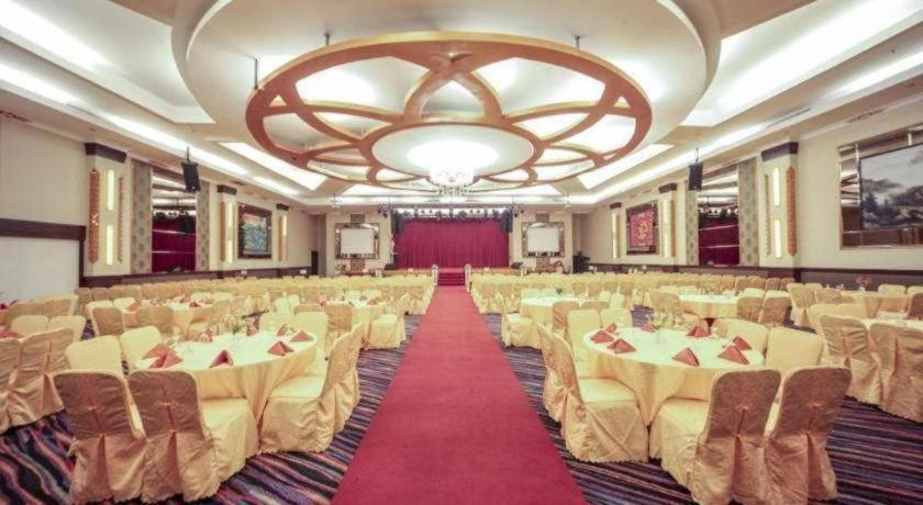 New Hollywood Hotel Pekanbaru Exterior photo