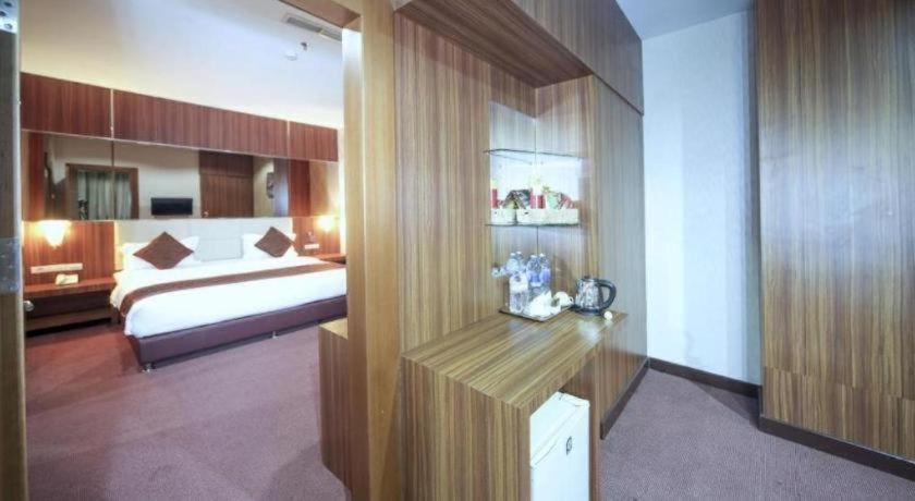 New Hollywood Hotel Pekanbaru Exterior photo