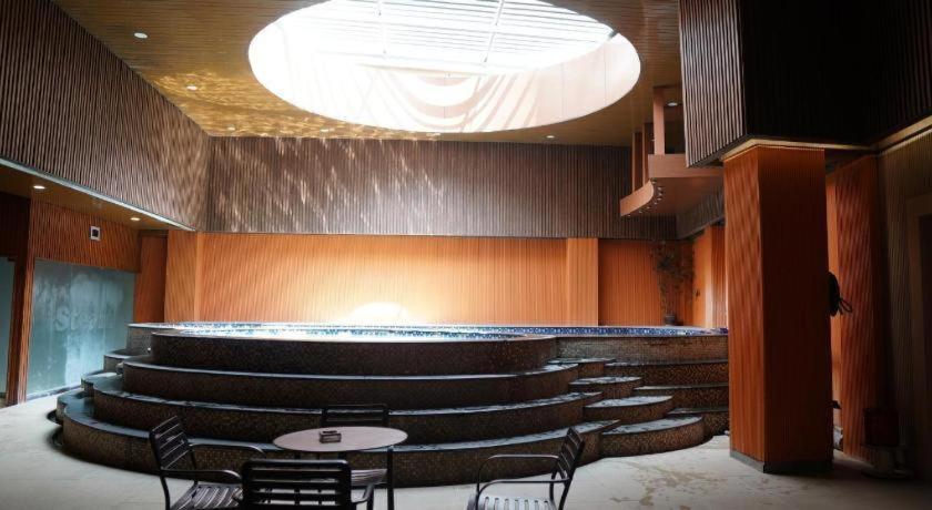 New Hollywood Hotel Pekanbaru Exterior photo