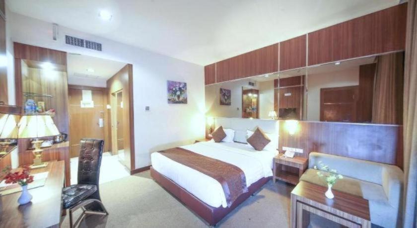 New Hollywood Hotel Pekanbaru Exterior photo