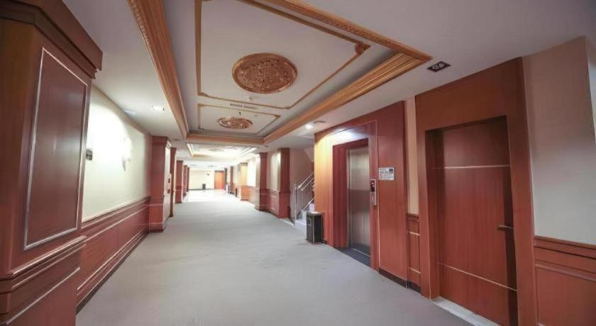 New Hollywood Hotel Pekanbaru Exterior photo