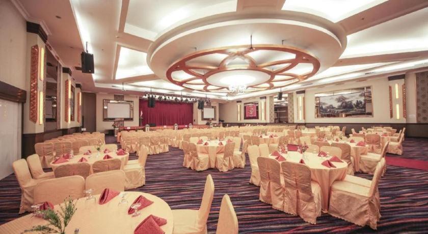 New Hollywood Hotel Pekanbaru Exterior photo