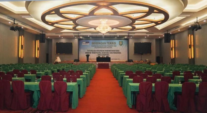 New Hollywood Hotel Pekanbaru Exterior photo