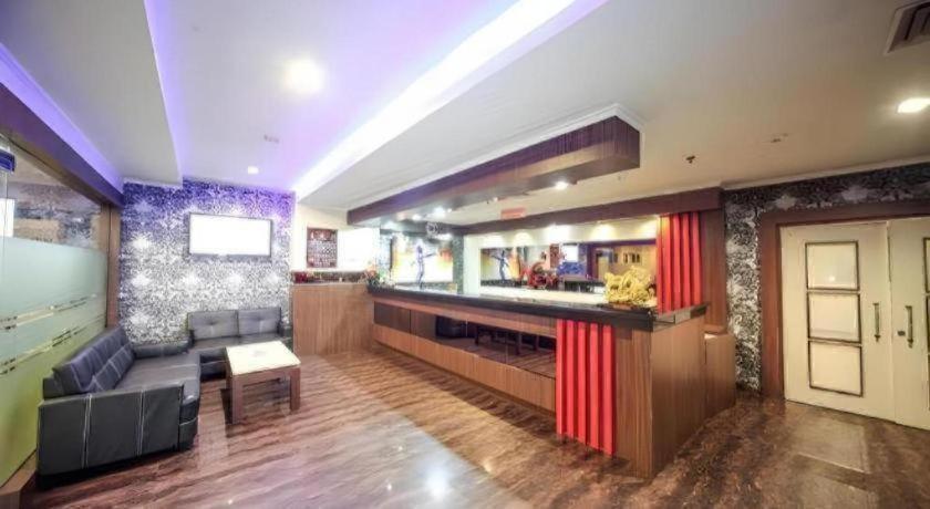 New Hollywood Hotel Pekanbaru Exterior photo