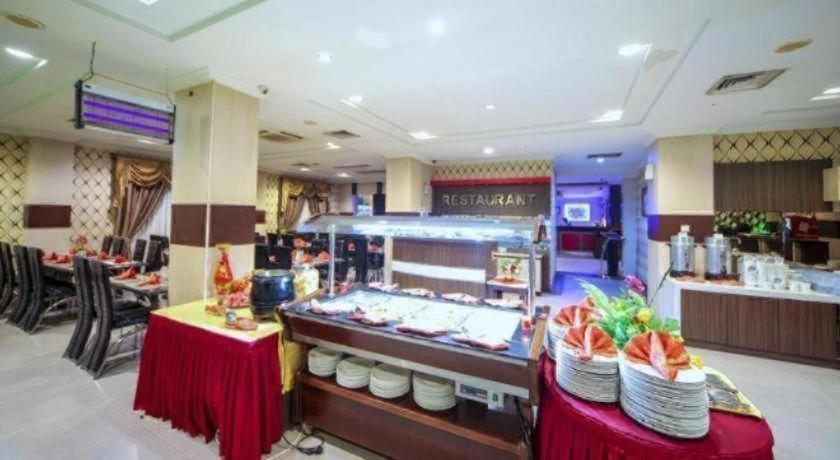 New Hollywood Hotel Pekanbaru Exterior photo