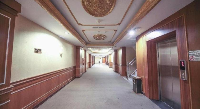 New Hollywood Hotel Pekanbaru Exterior photo