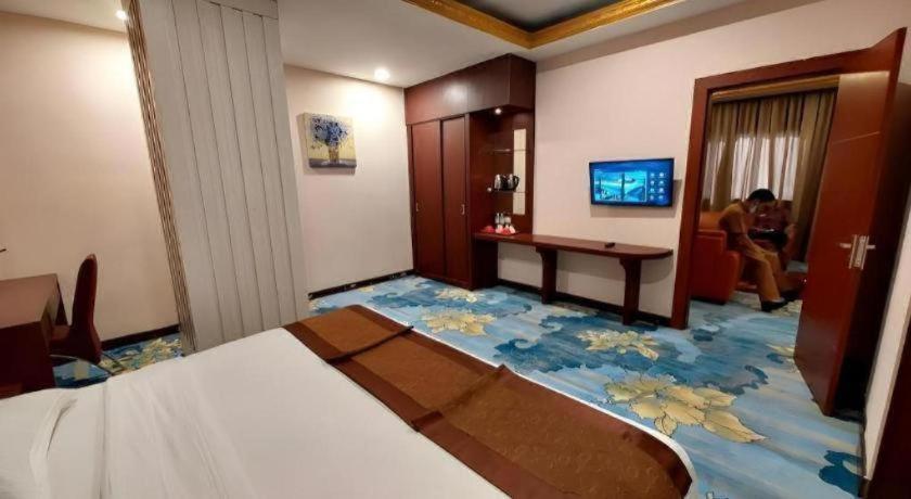 New Hollywood Hotel Pekanbaru Exterior photo