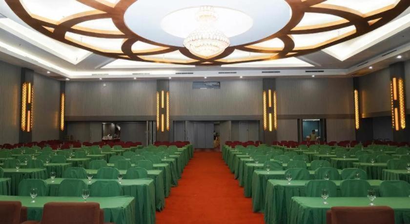 New Hollywood Hotel Pekanbaru Exterior photo