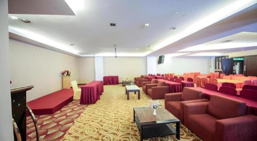 New Hollywood Hotel Pekanbaru Exterior photo